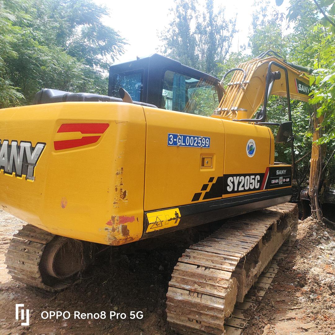 大中小挖机出租，打桩，扒房，