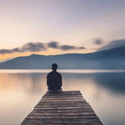 抱着酒瓶的男人