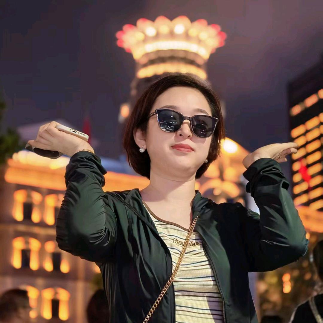 华姨玩手机