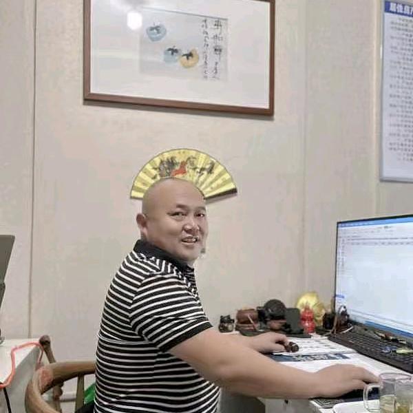 卖房的光头哥