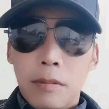 开心的微笑。