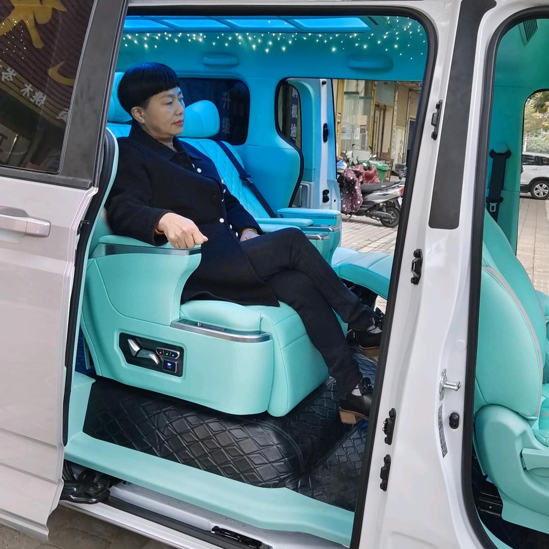 蒙城华伟汽车真皮商务车改装