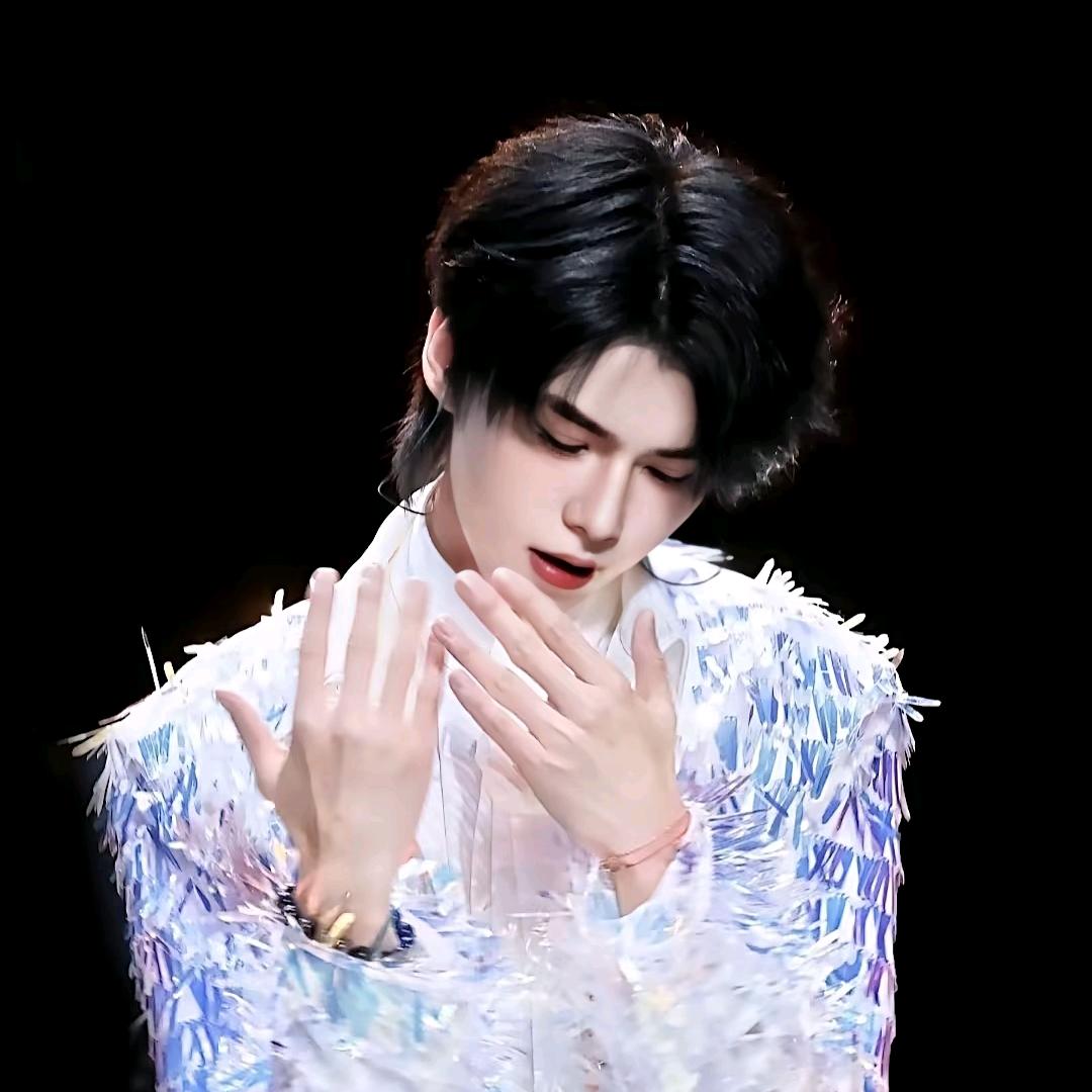 黑骑士🍂🍔🍣🌙🌱🌕