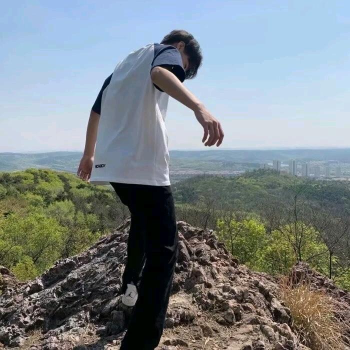 做个沉默的旁观者