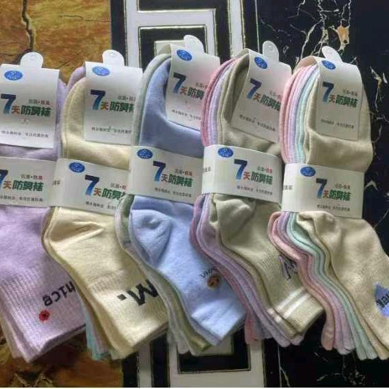 义乌市鸣月袜子批发