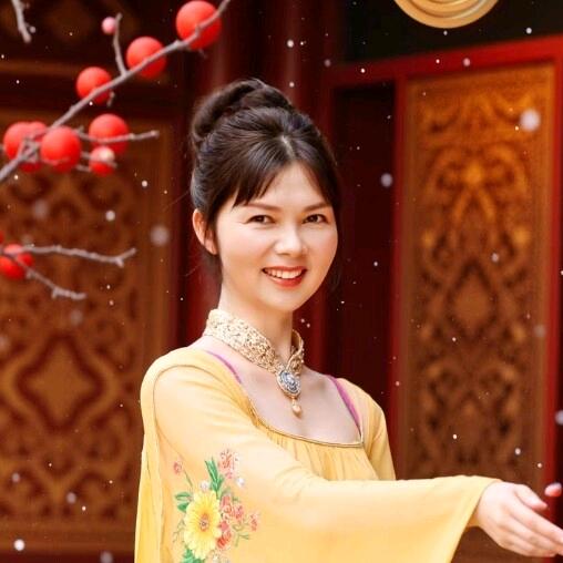 黄鹂呜彩映春华