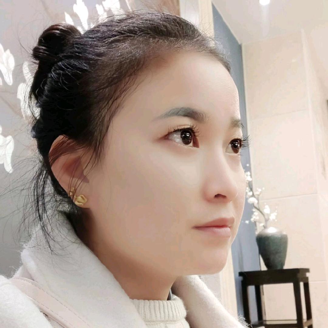 摆摊卖菜的小姐姐