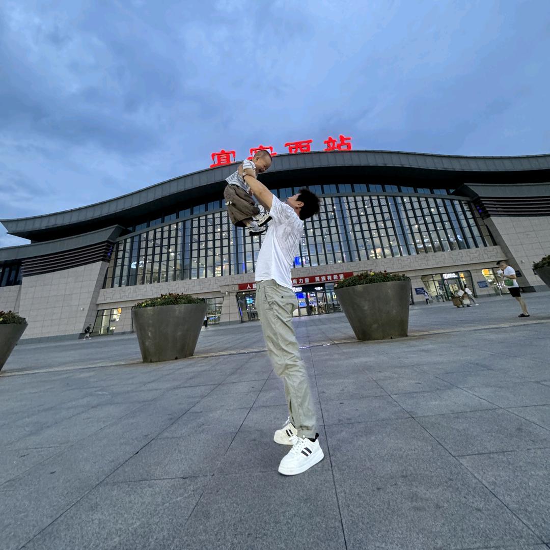 宜宾卖门窗小老弟