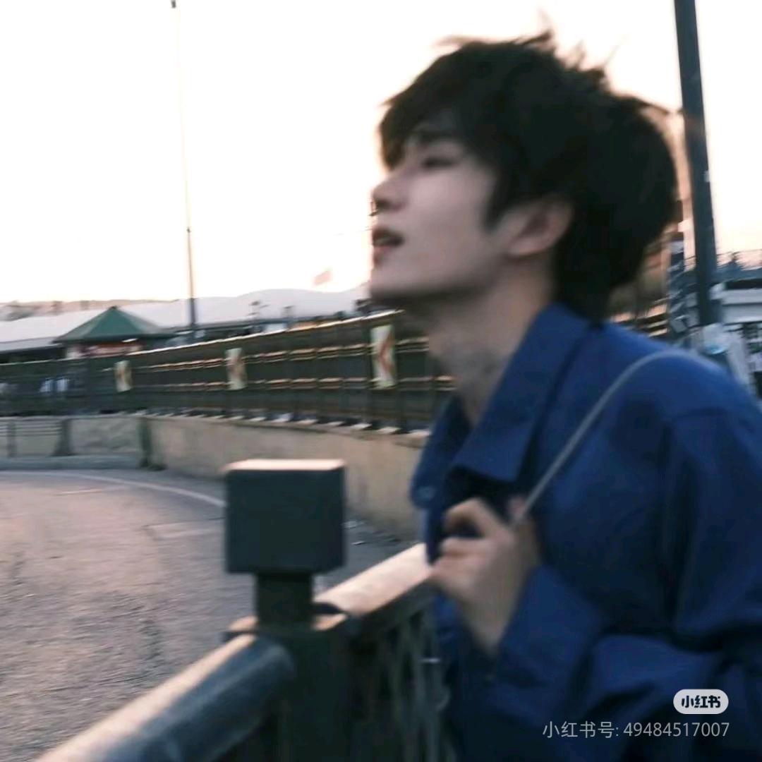 阿晗.
