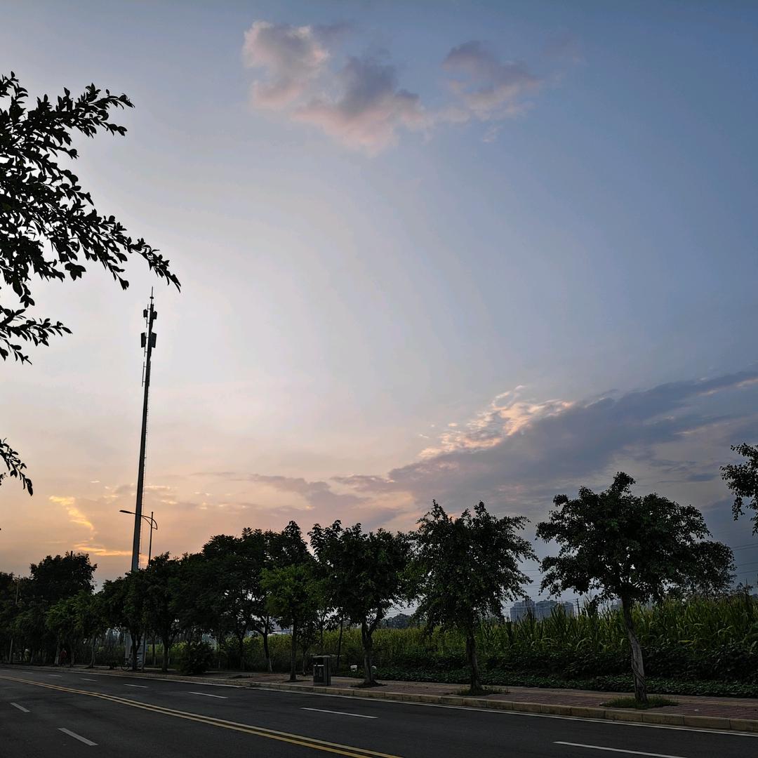 橱窗外的小男孩