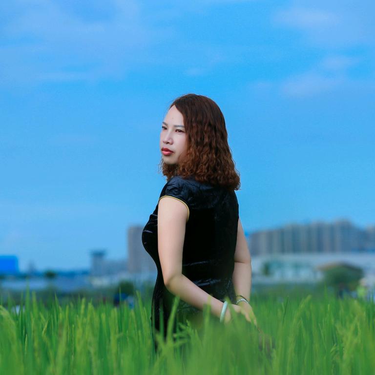 手提菜刀砍电线，一路火花带闪电。