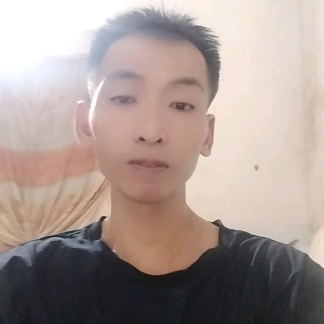 江友。在努力生活。