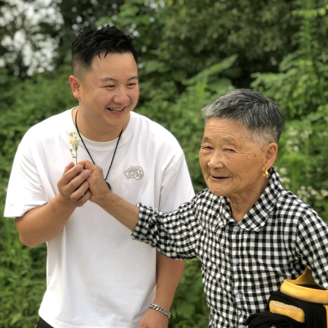 锅巴和奶奶