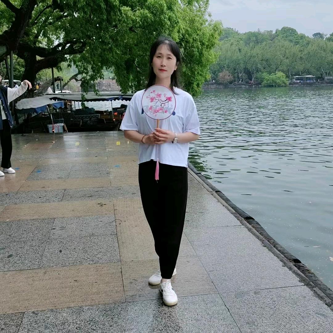 卖家电的小姐姐