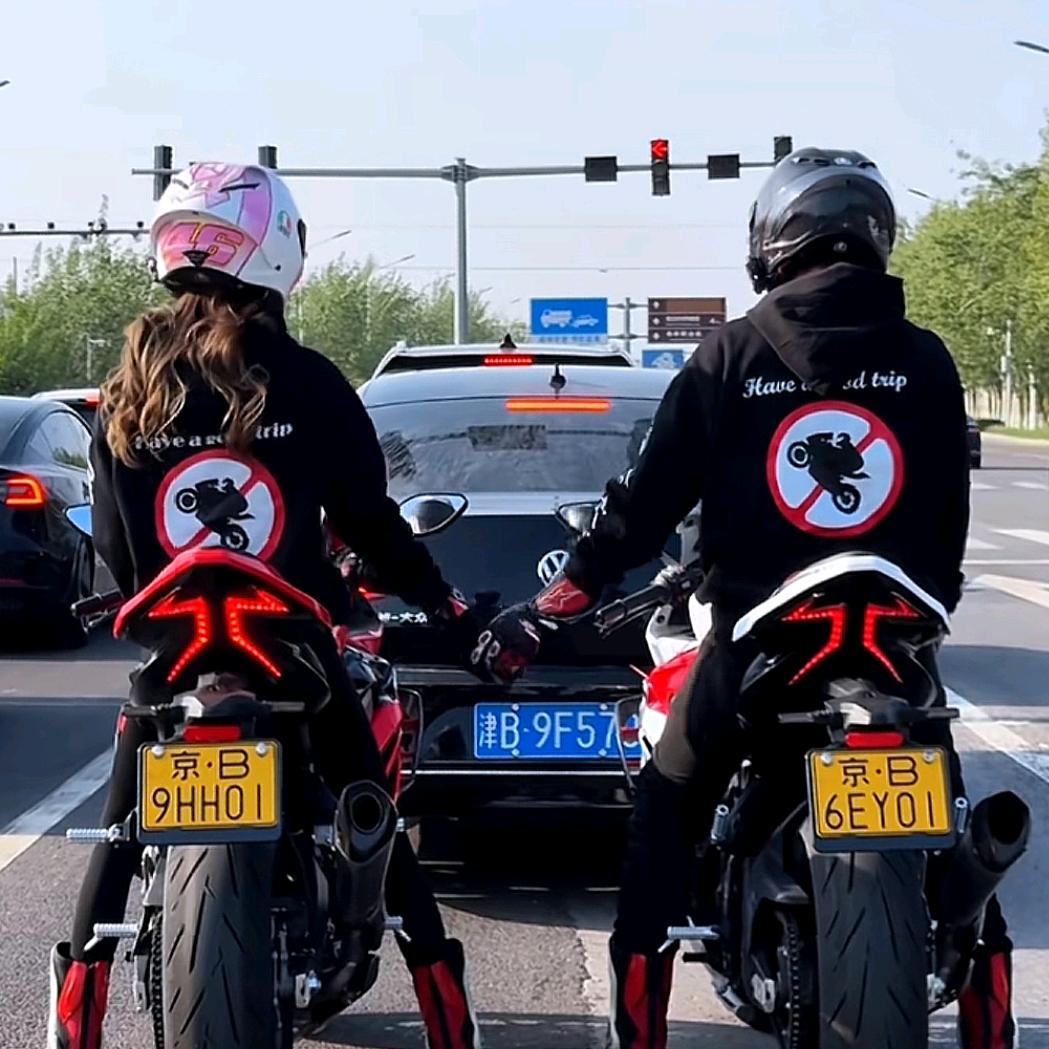 天青色等烟雨，而我在等你