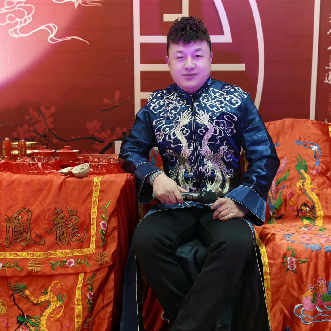 主持人铁强