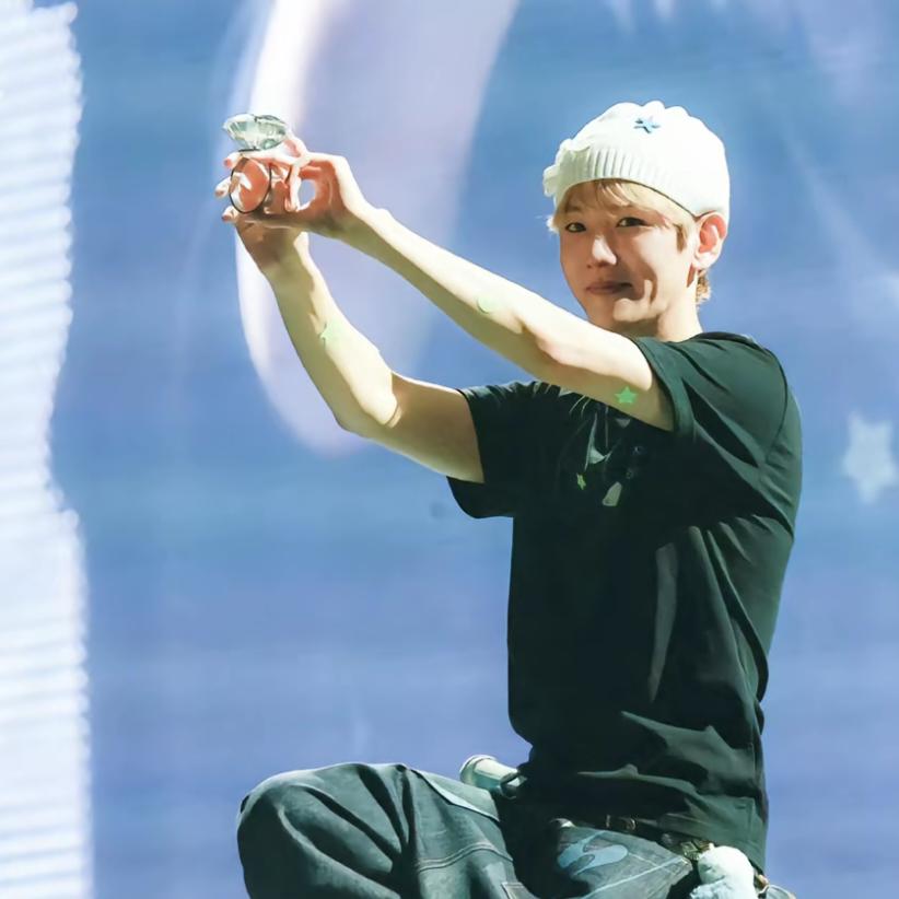 性感母蟑螂狂摸男大腹肌