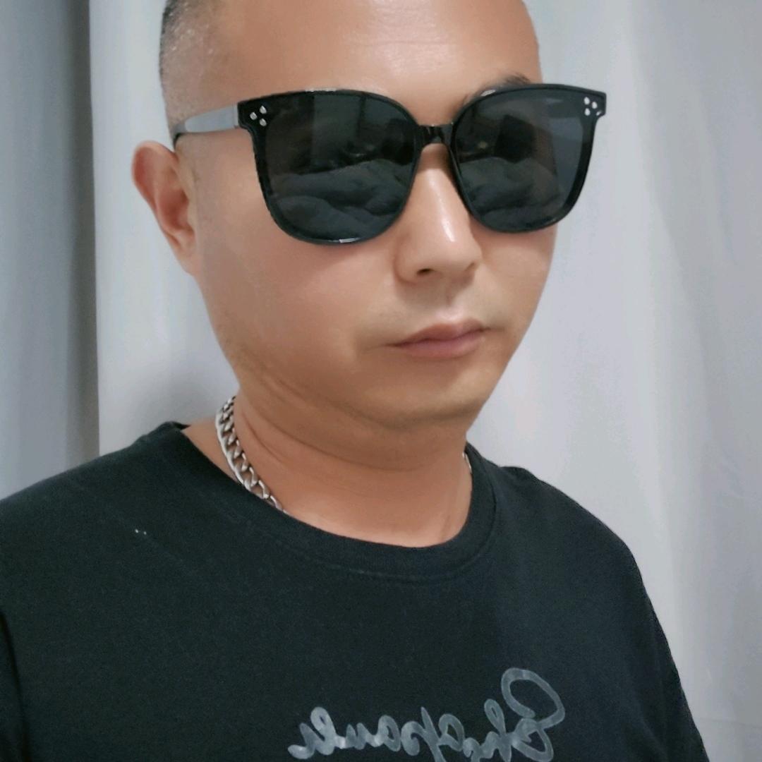 墨镜小哥（谢绝连赞）