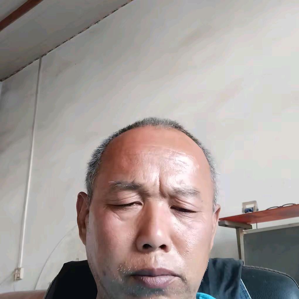 嘘。  低调