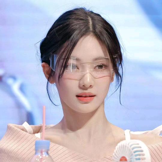 宁艺卓是一只小猫