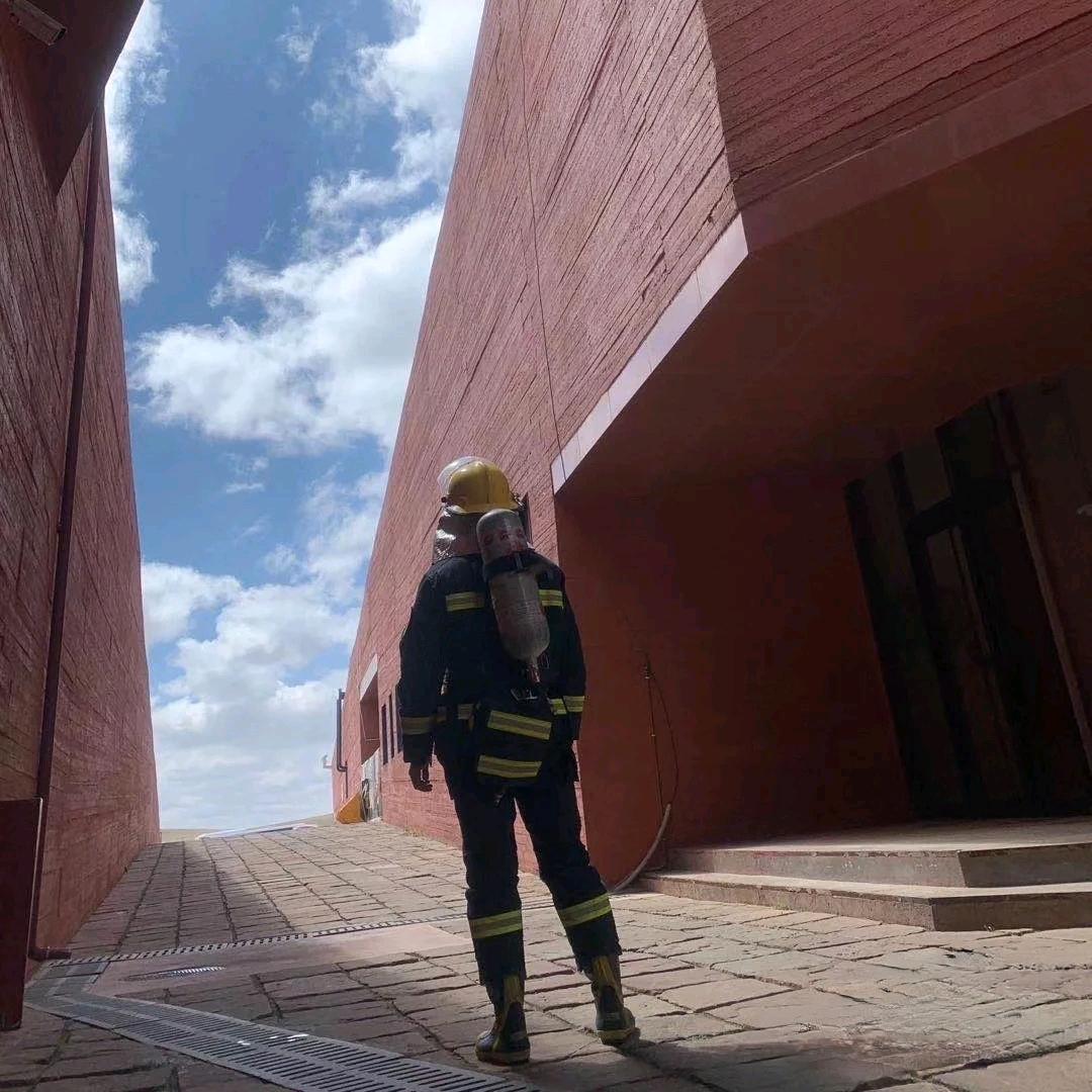 扶老奶奶闯红灯