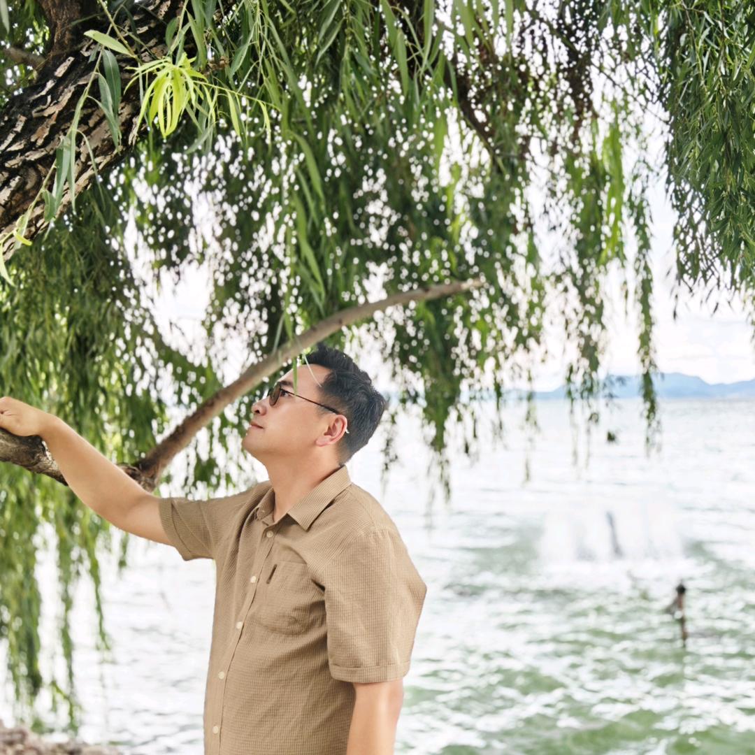 爱弹吉他的光光