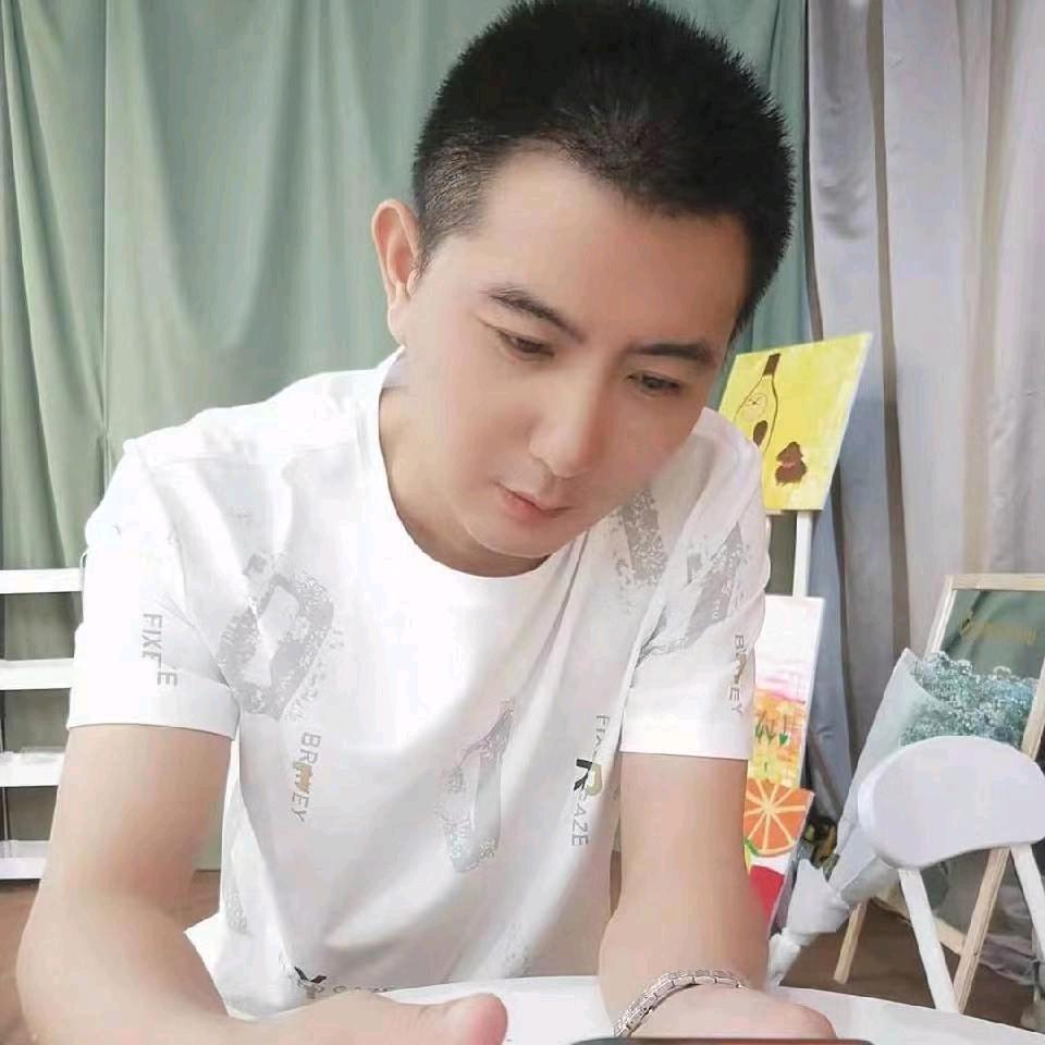 李老土，摆摊卖麻辣小龙虾