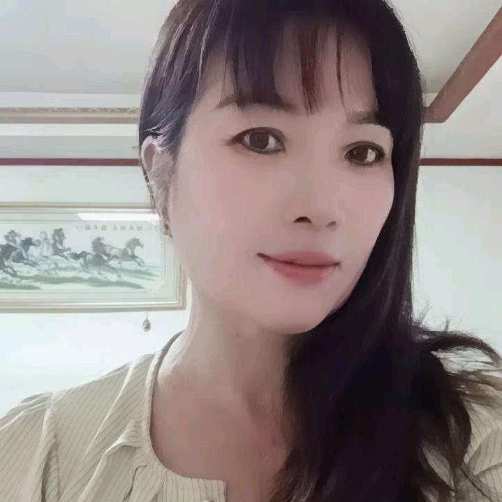 用微笑掩饰着伤🌹🌹