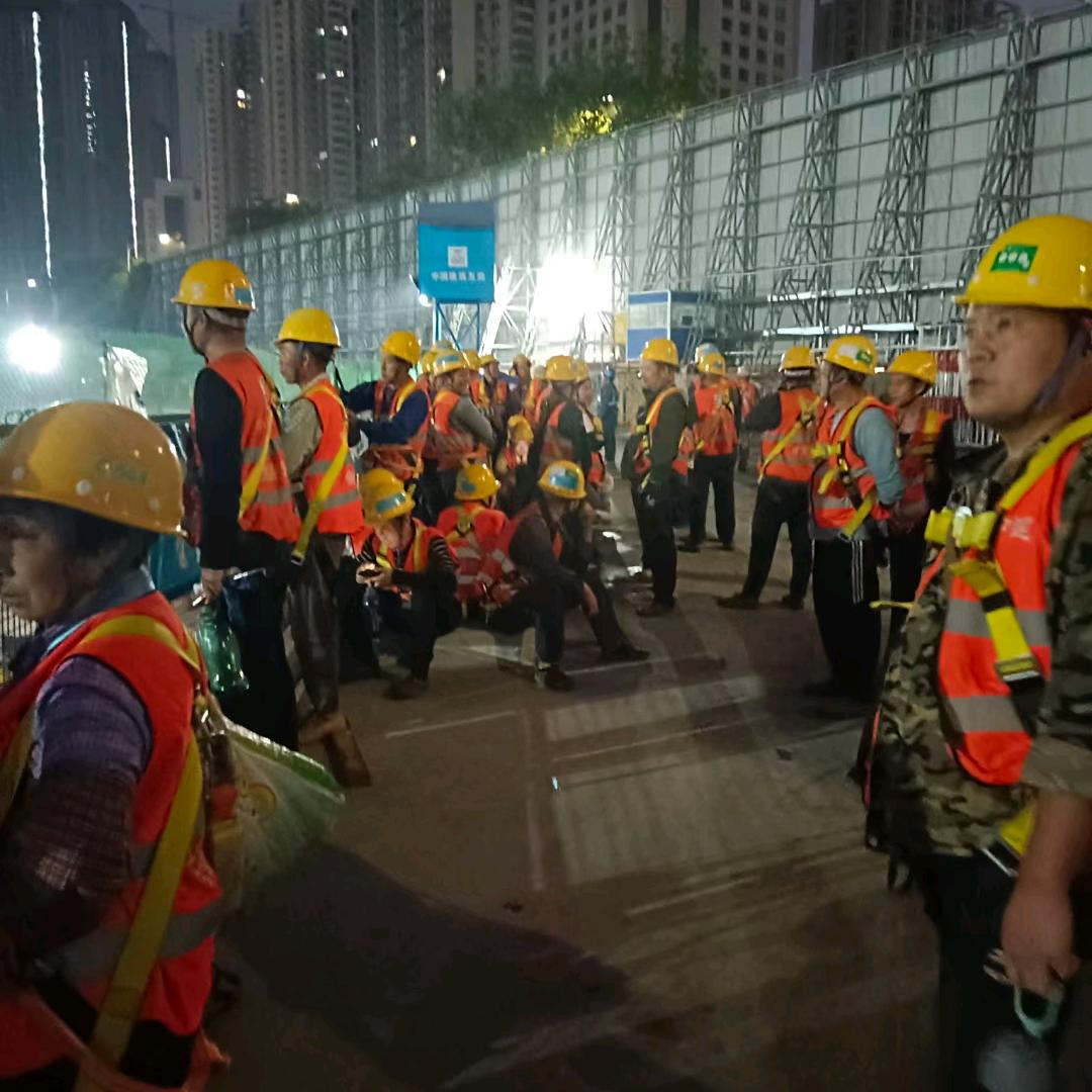 贵州木工小周 以前不听话。现在重新站起来