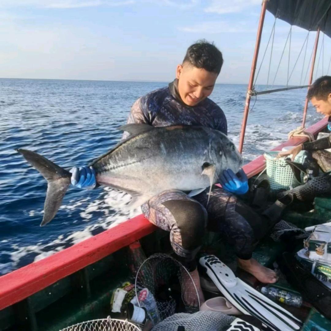 啊浩在抓观赏鱼