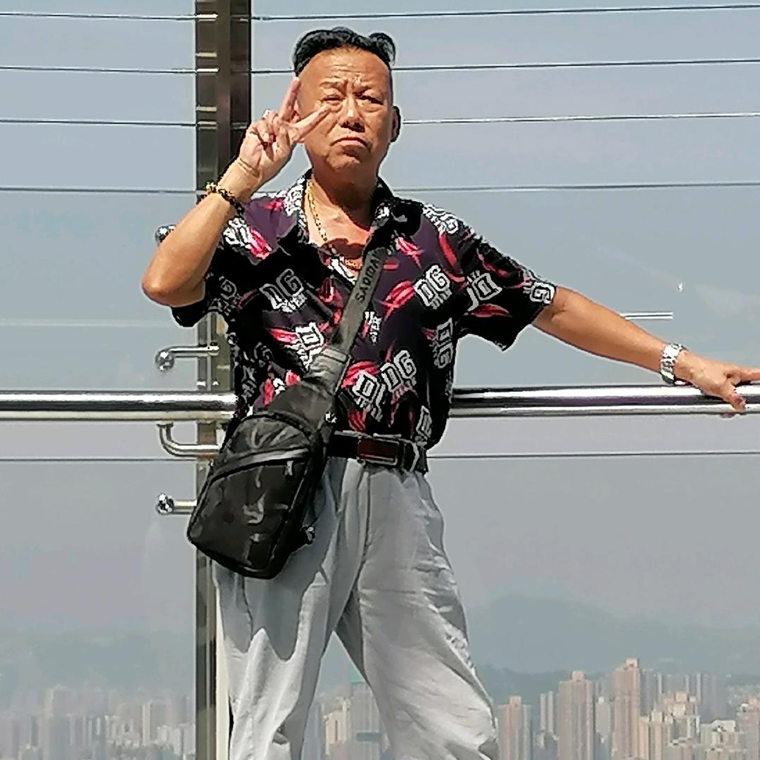 老帅哥。