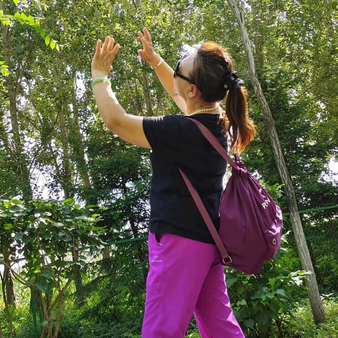 爱跳舞的开心兔