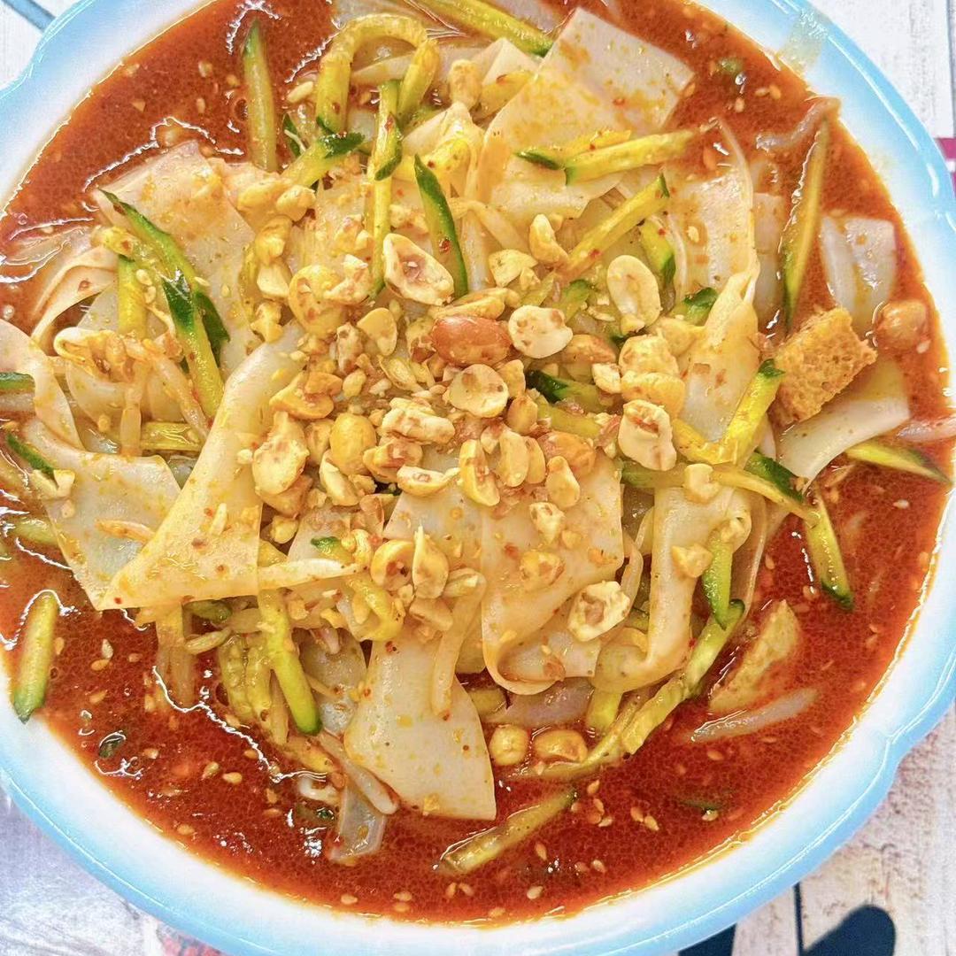 刘小妹美味凉皮，卷凉皮