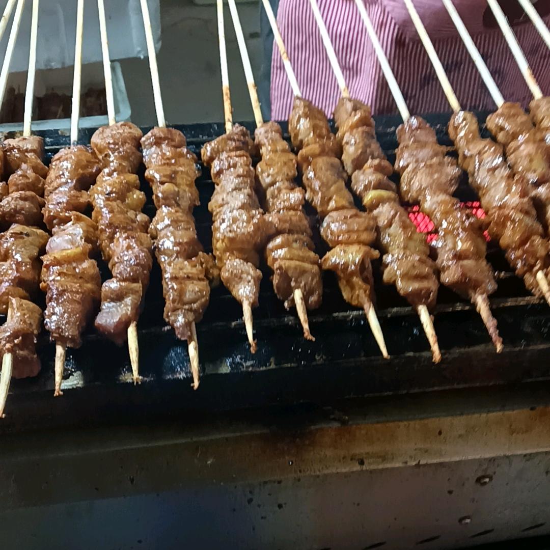 小哥爱摆摊