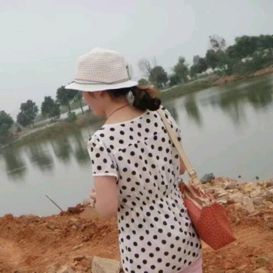 静水含莲
