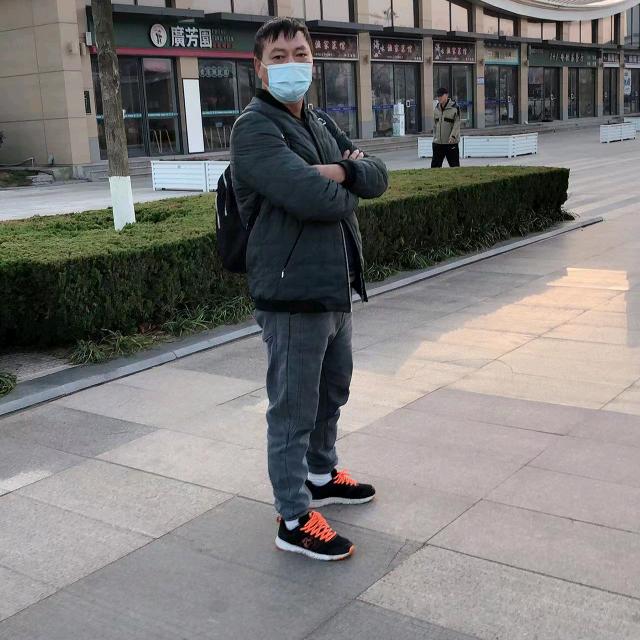 阳光下的男人