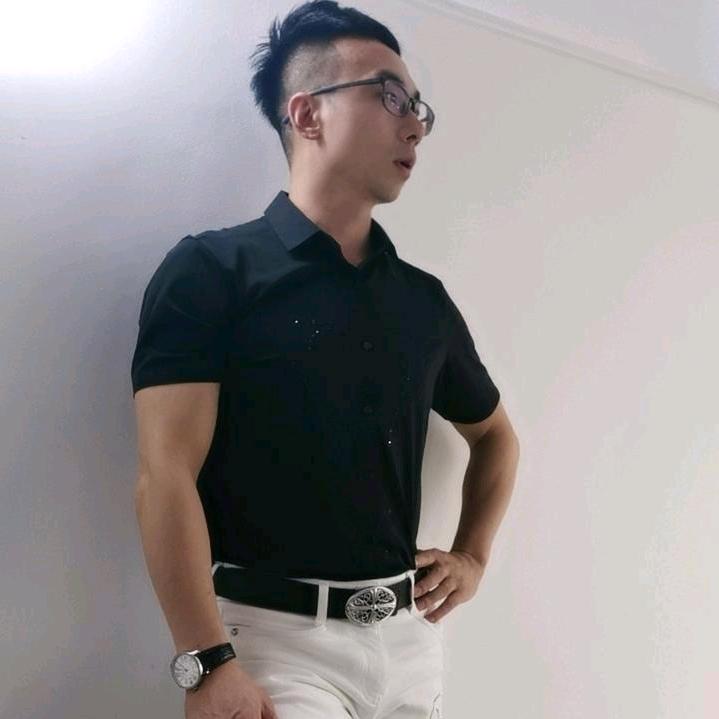 戴眼镜的林先生