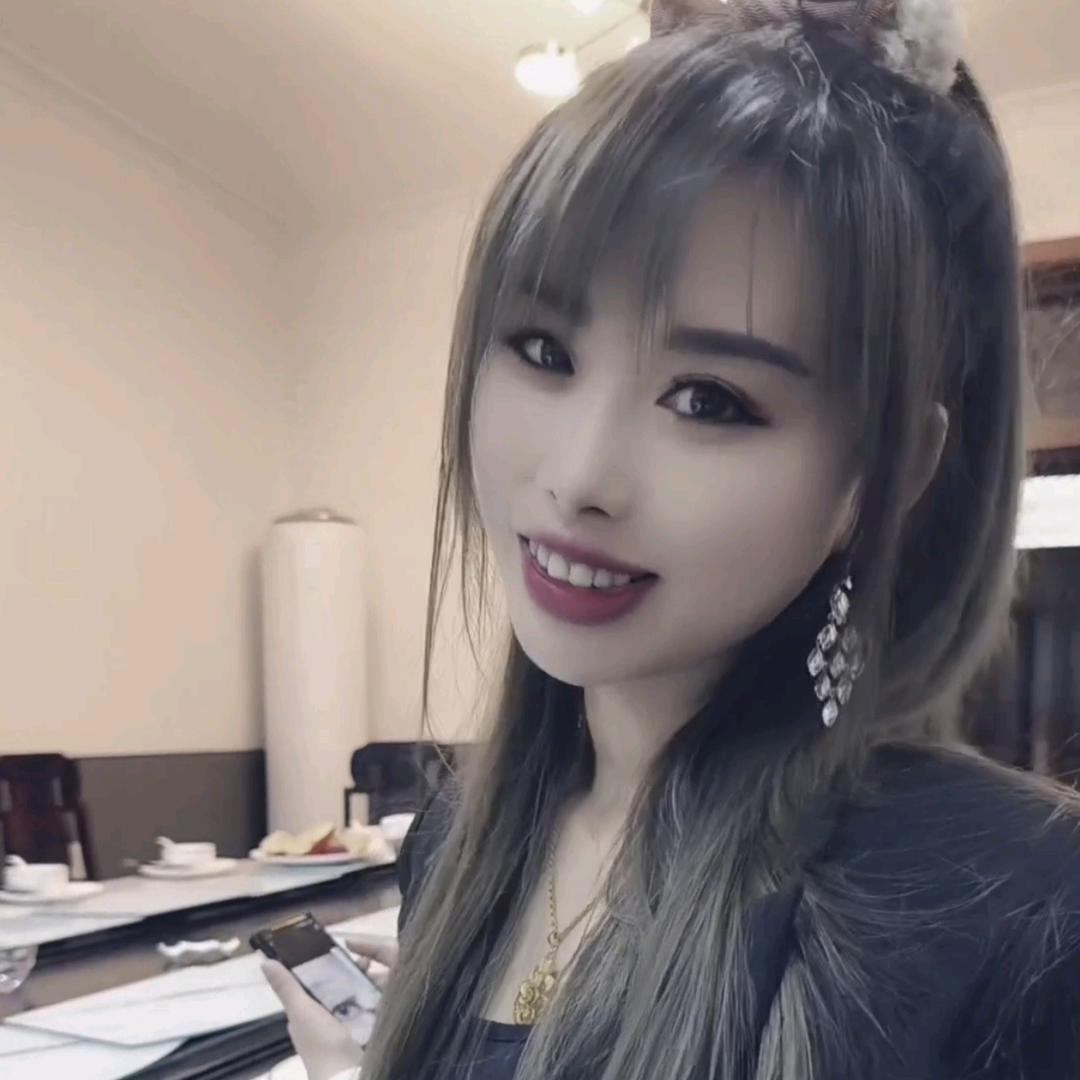 爱笑的姑娘，微微一笑🍎💰👗👪🍯