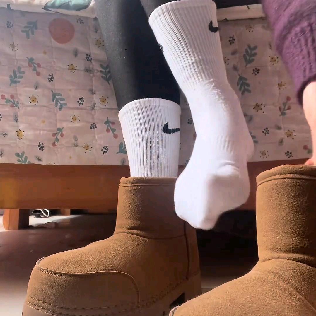 卖袜子的小姑娘