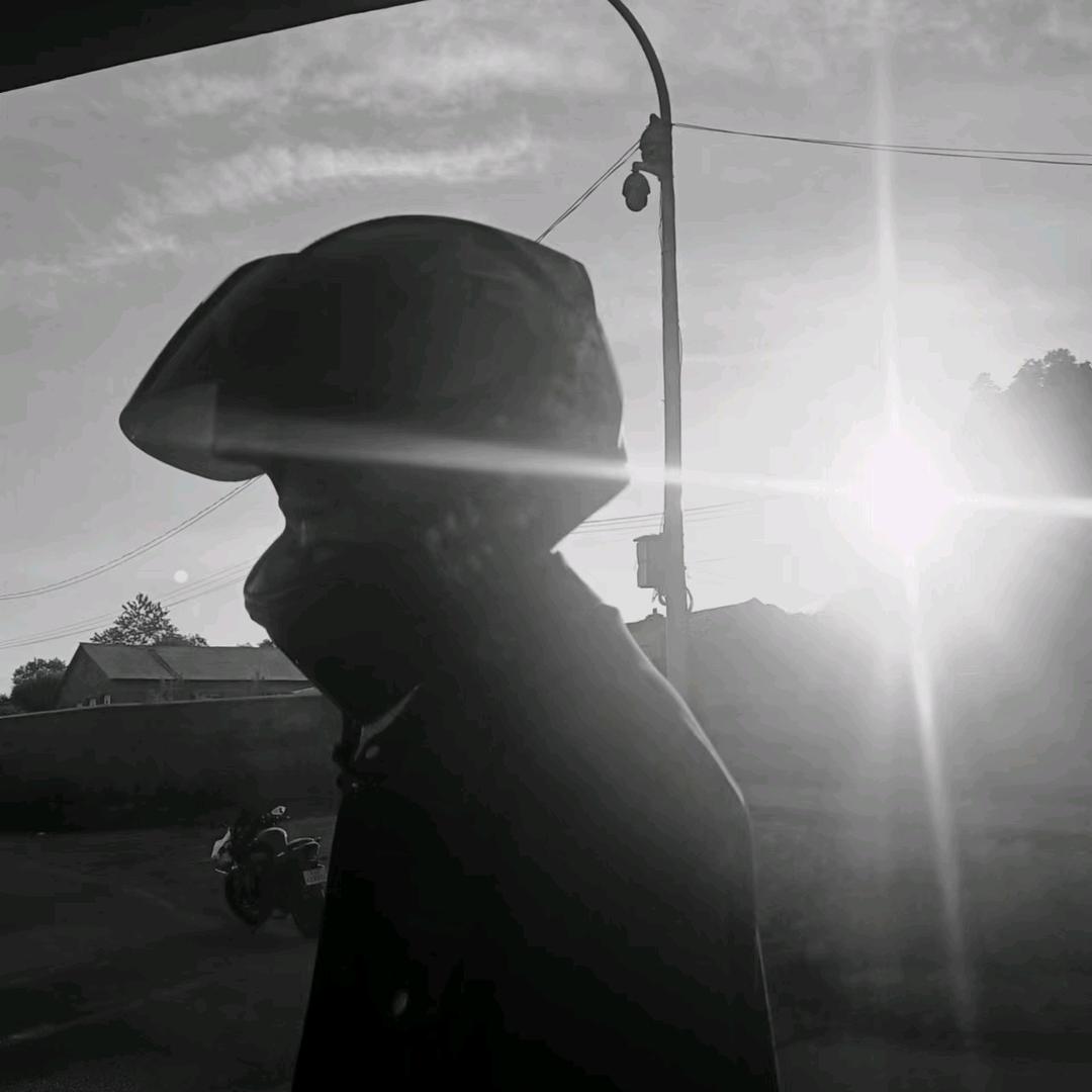 六爻先森_