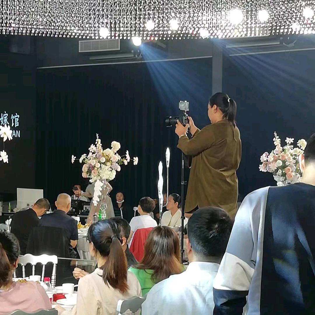拍婚礼录像的老阿姨