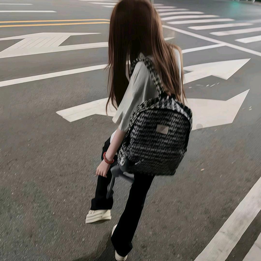 雨天忧郁喂鸡