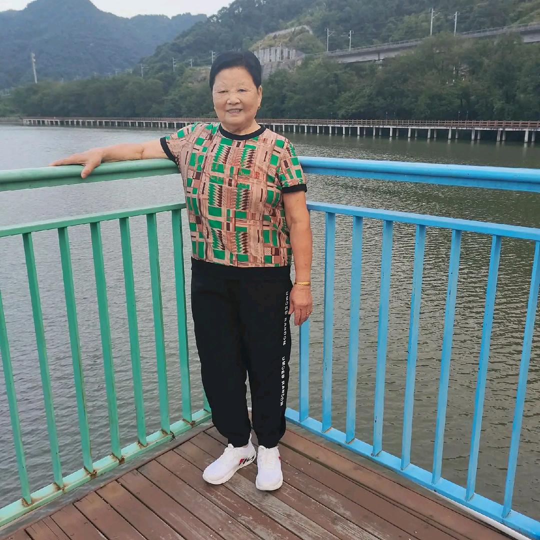 82岁老太太也刷抖音