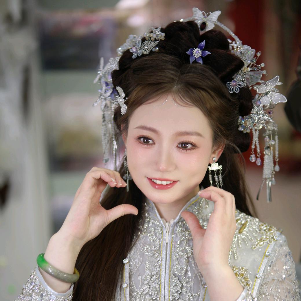 拂.白婚纱礼服馆 小青