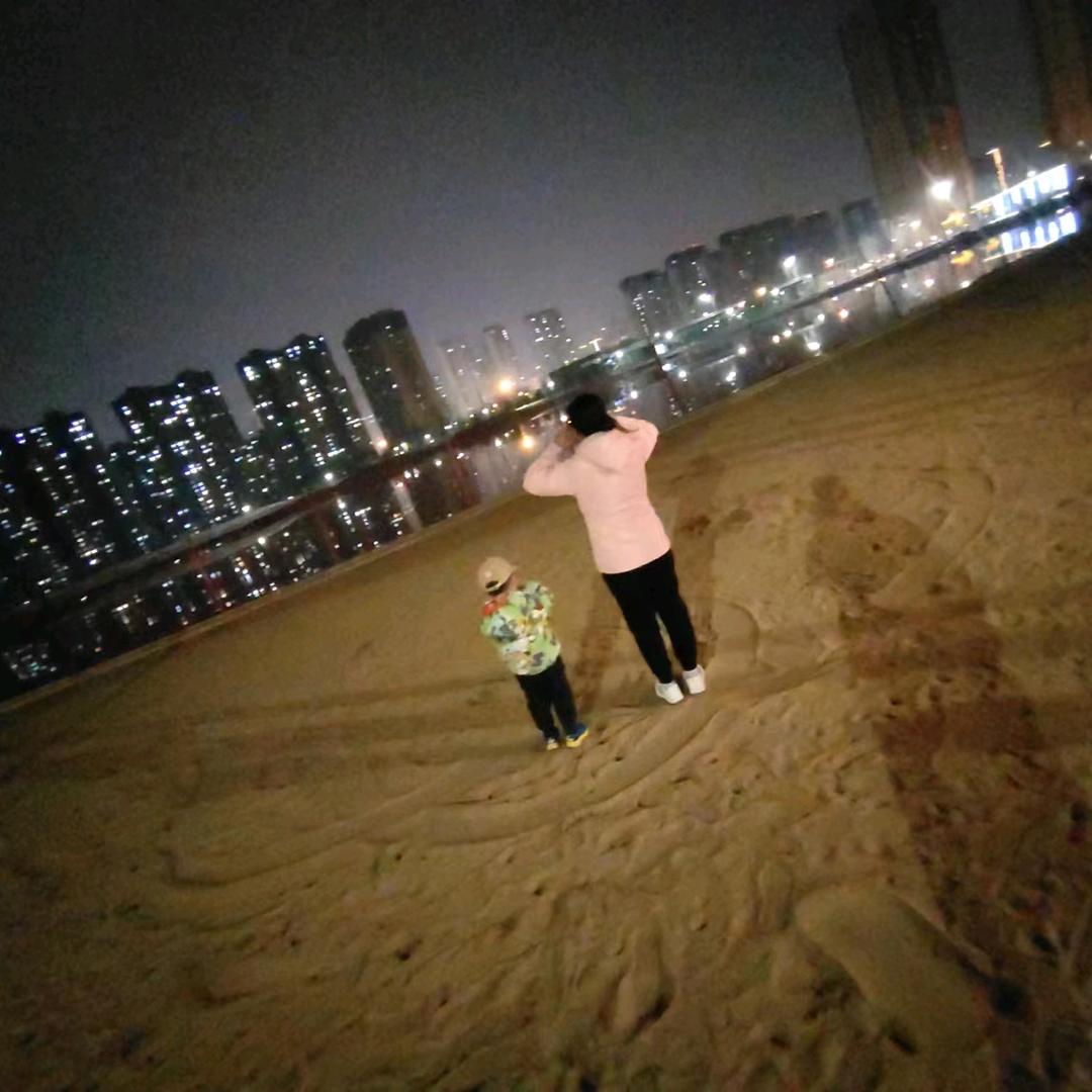 牵着小不点的80后