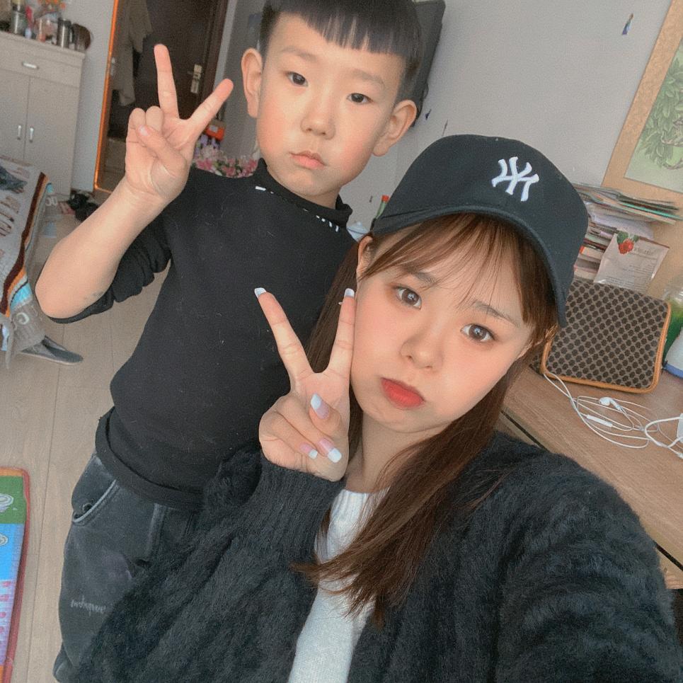 家有俩宝儿。