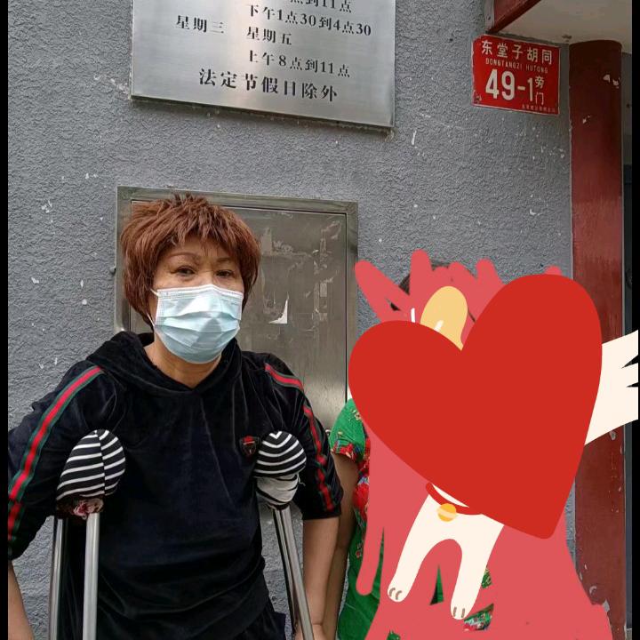 四川省旺苍县李华挪动着双拐去北京！