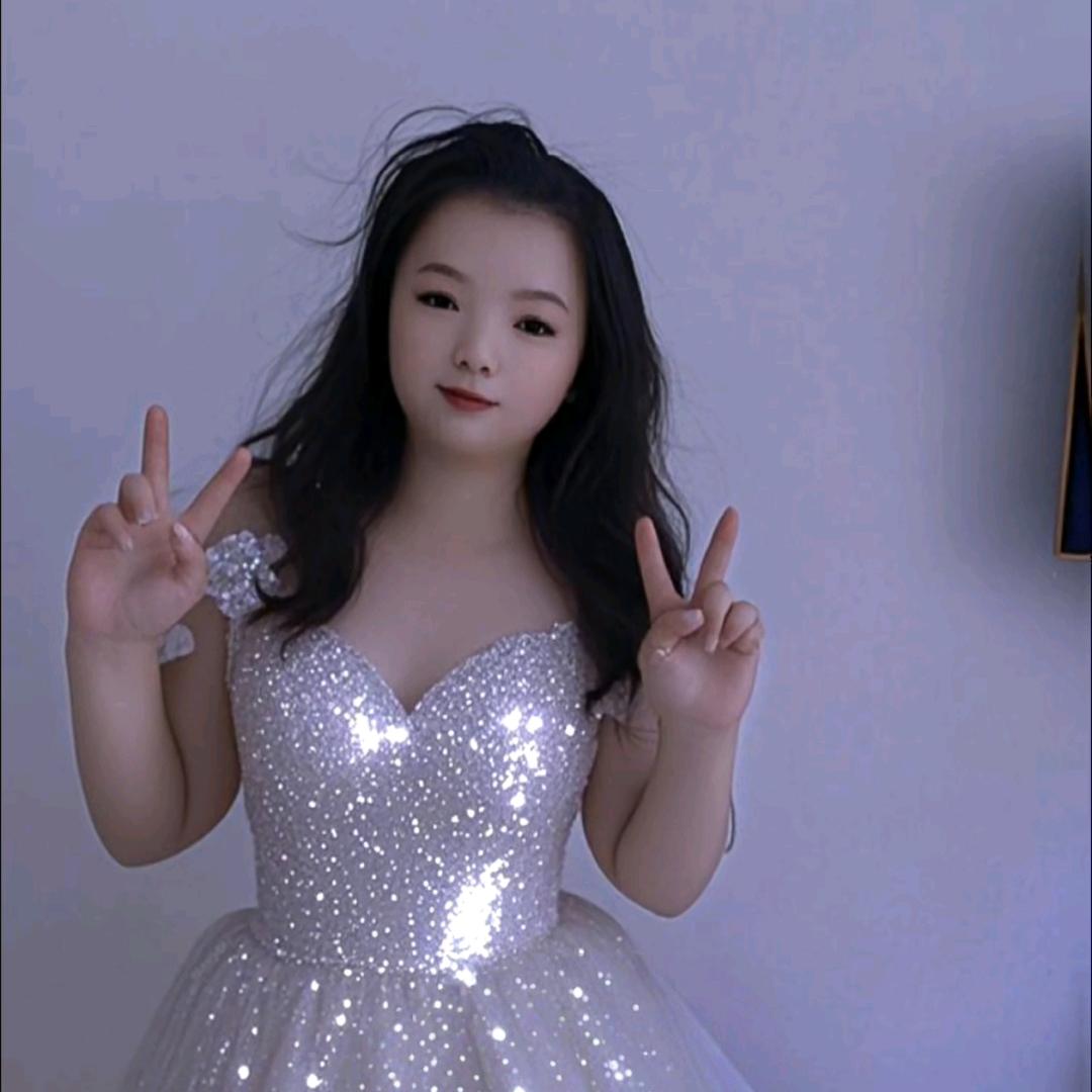 美女妈妈为了小孩努力赚钱