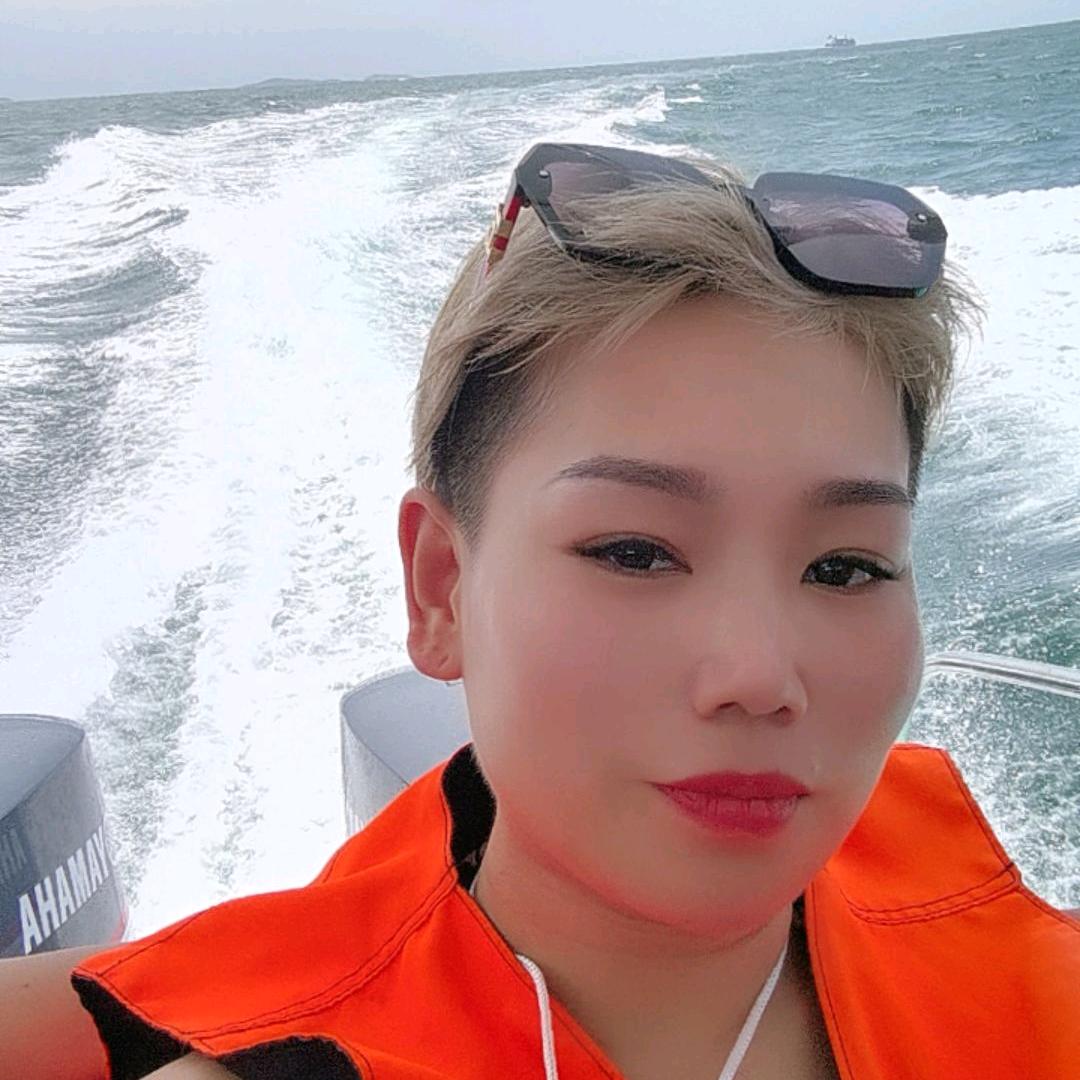 觅迹轻奢女装集合店