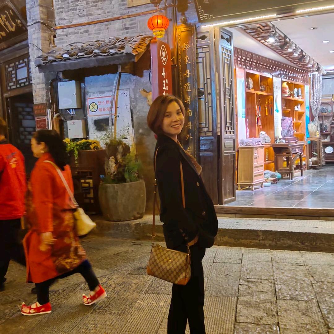 卖鱼小姐姐专业批发网箱叉尾